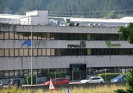 Exterior de las oficinas de Ternua Group de Arrasate, con las marcas Astore, Ternua y Lorpen en la fachada del edificio.