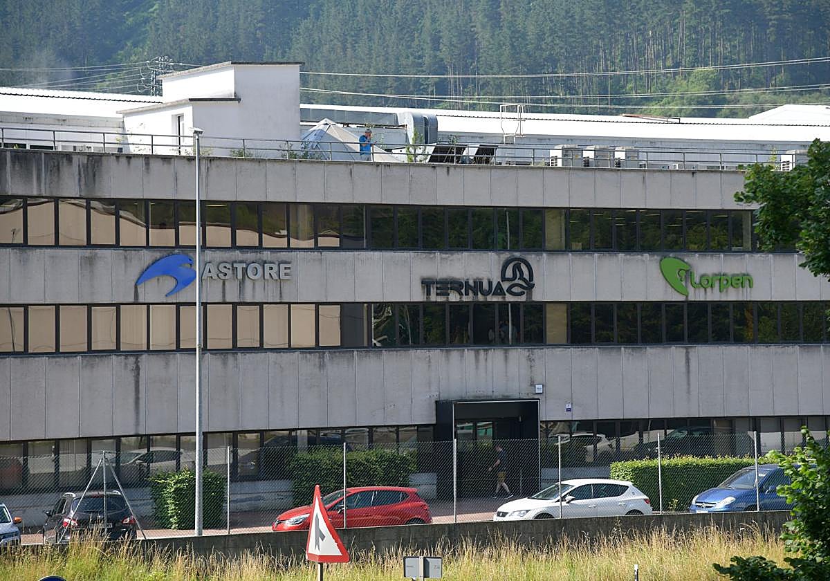 Exterior de las oficinas de Ternua Group de Arrasate, con las marcas Astore, Ternua y Lorpen en la fachada del edificio.