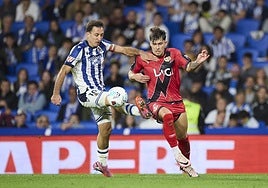 Oyarzabal pugna con Ratiu en el encuentro contra el Rayo Vallecano