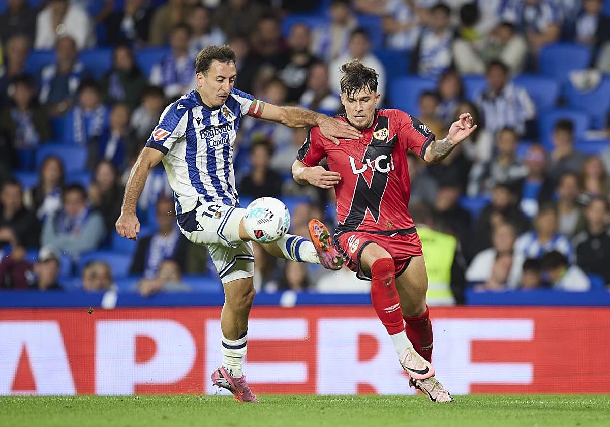Oyarzabal pugna con Ratiu en el encuentro contra el Rayo Vallecano