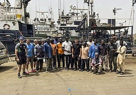Parte de los tripulantes de los cuatro buques atuneros, dos de ellos con base en Gipuzkoa, que están amarrados en Dakar desde el pasado mes de noviembre.