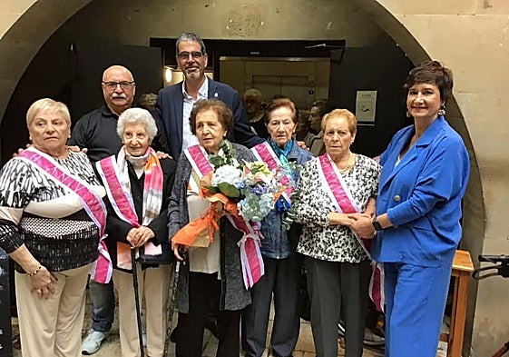 Este pasado sábado se celebró en el hogar del jubilado de Bidebieta uno de los días más bonitos del año. Una fiesta en la que se homenajeó a Bondad Tabernero, Mari Luz López, Desideria Martín y Mercedes Moreno, que han cumplido 90 años, y a Pilar García, que ha cumplido 100. Acudieron a la cita el alcalde Eneko Goia y Mariaje Idoeta, concejala de Barrios.