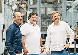 El director de operaciones, Ángel Guisado (izq.); el director del servicio técnico, Miguel Ángel Rodríguez (centro), y el CEO de Irundin, Jesús Eguiazabal.