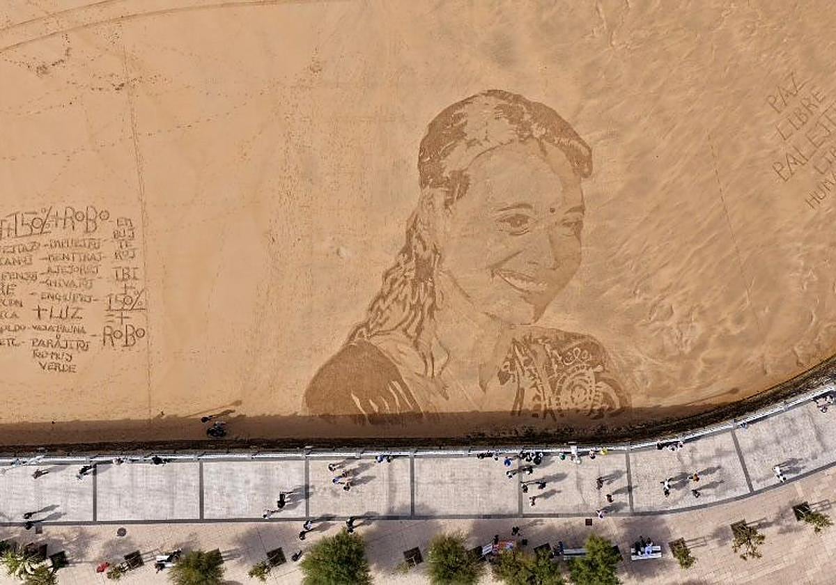 ¿Quién es la mujer que ha aparecido retratada en la arena de la playa de La Concha?