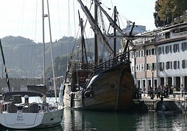 La Nao Santa María atracada junto al Museo Marítimo.