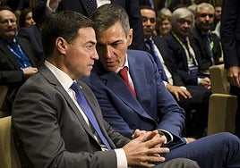El lehendakari Imanol Pradales con Pedro Sánchez en la IX Cumbre Global de la Alianza de Gobierno Abierto de Vitoria este martes.