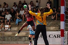 Melinda Louis, exjugadora del Bera Bera, lanza a portería.