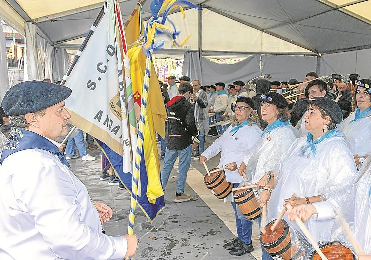 La tamborrada, las migas extremeñas o la salida de los cabezudos de Lozet fueron algunos de los actos del fin de semana.