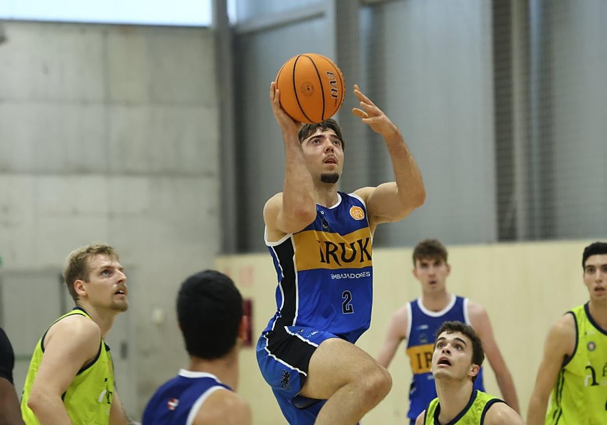 El alero Ander Gordillo busca encestar su bandeja a canasta durante el encuentro contra el Óbila.