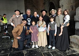 Patxi Bisquert junto a algunos de los actores y figurantes de la película que se proyectará esta tarde.