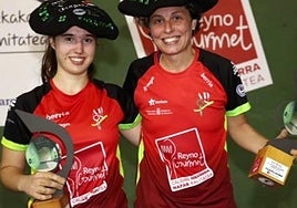 Leire Galeano e Iera Iturriaga con txapelas y trofeos.