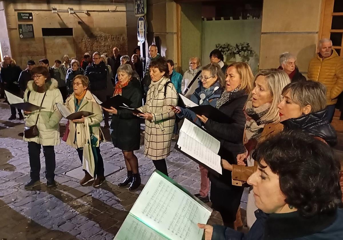 Goikobalu kalean abesten Santa Zezilia egunean.