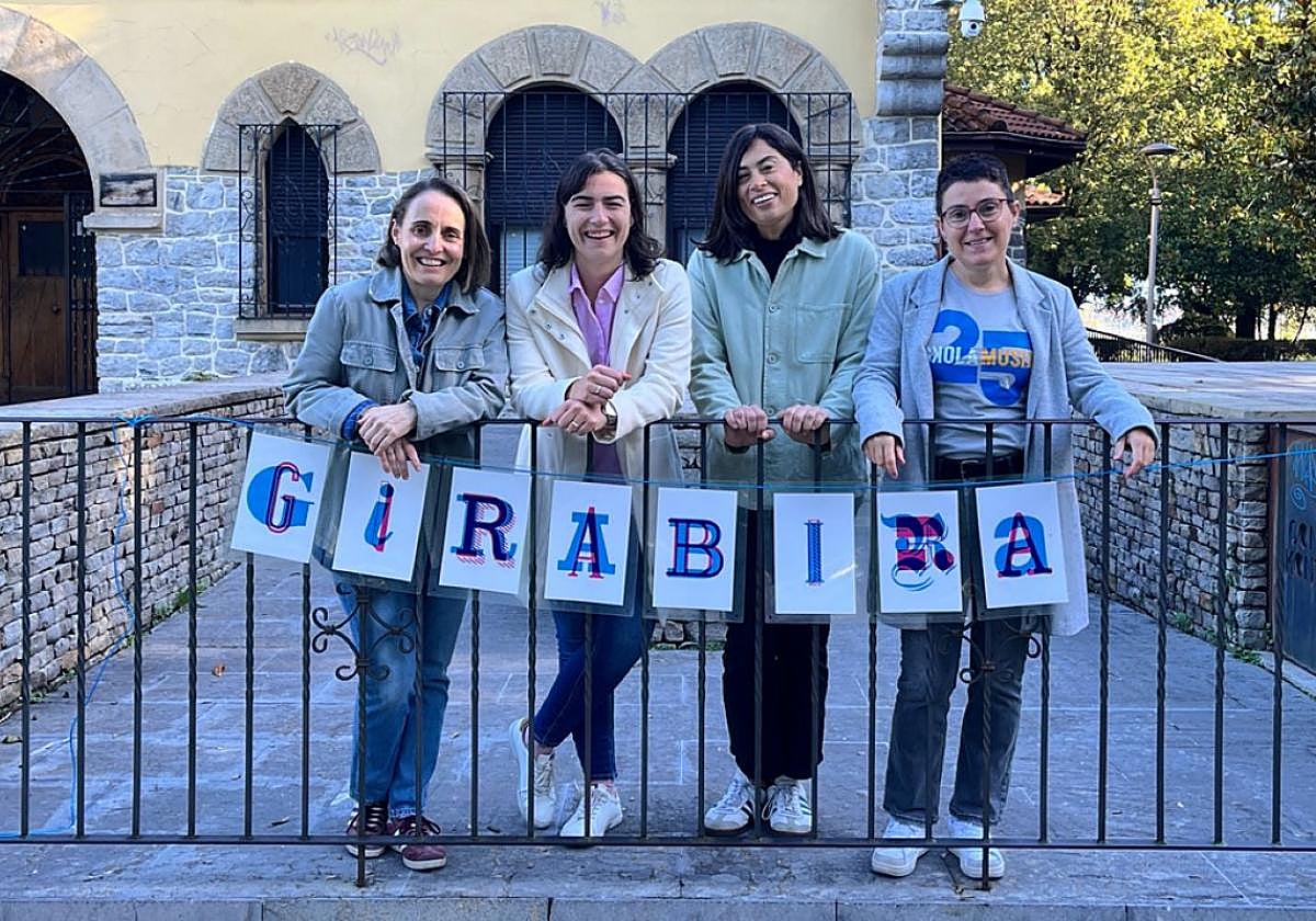 Pía Alzaga, Nuria Alzara, Ainara Rubio e Irene Elizetxea, en Mendibil.