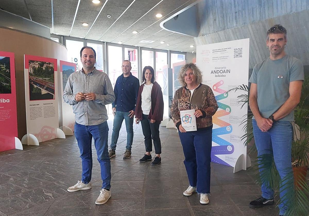 El equipo de gobierno presentó el proceso que arranca esta jornada para recoger la opinión de los vecinos de Andoain.