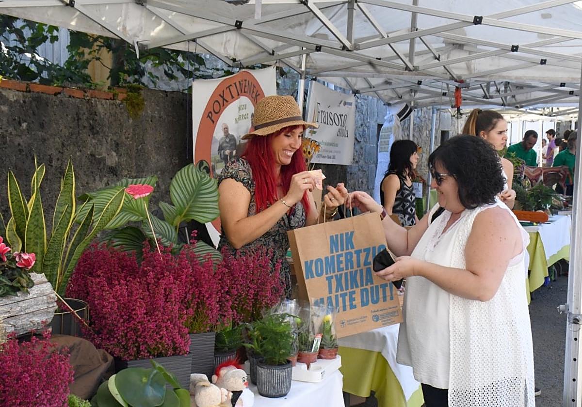 Zizurkilgo zein Euskal Herriko artisau eta ekoizleek parte hartuko dute azokan.
