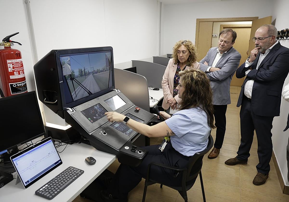 Recreación. La consejera García Chueca observa el nuevo simulador instalado en Araso junto a Javier Seoane y Antonio López.