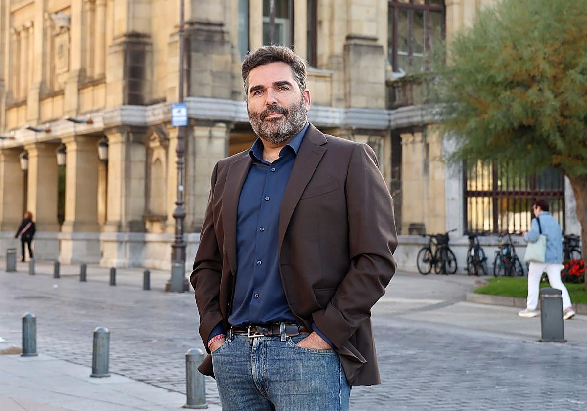 Víctor Lasa, en la calle Ijentea con el Ayuntamiento a su espalda.