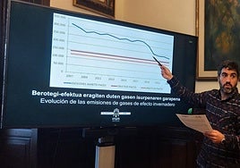 Olazabal muestra la curva descendente de las emisiones de gases de efecto invernadero en la ciudad.