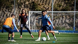 Yangel Herrera golpea el cuero ante Zakharyan, presionado por Brais y vigilado por Fraga, en el entrenamiento de este miércoles en Zubieta