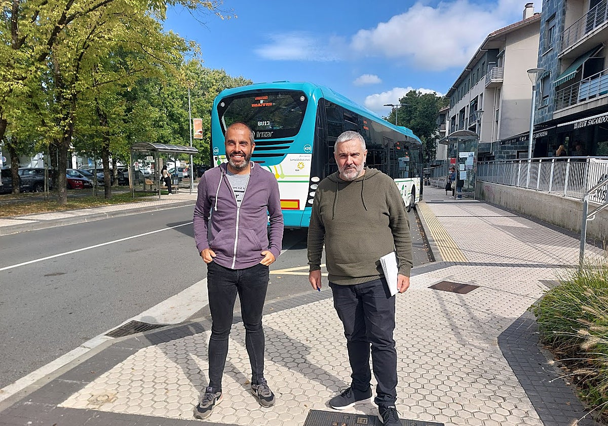 El concejal Andoni Gartzia y el alcalde Xabier Urdangarin ante una de las paradas de autobús.