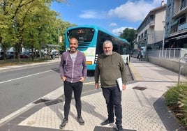 El concejal Andoni Gartzia y el alcalde Xabier Urdangarin ante una de las paradas de autobús.