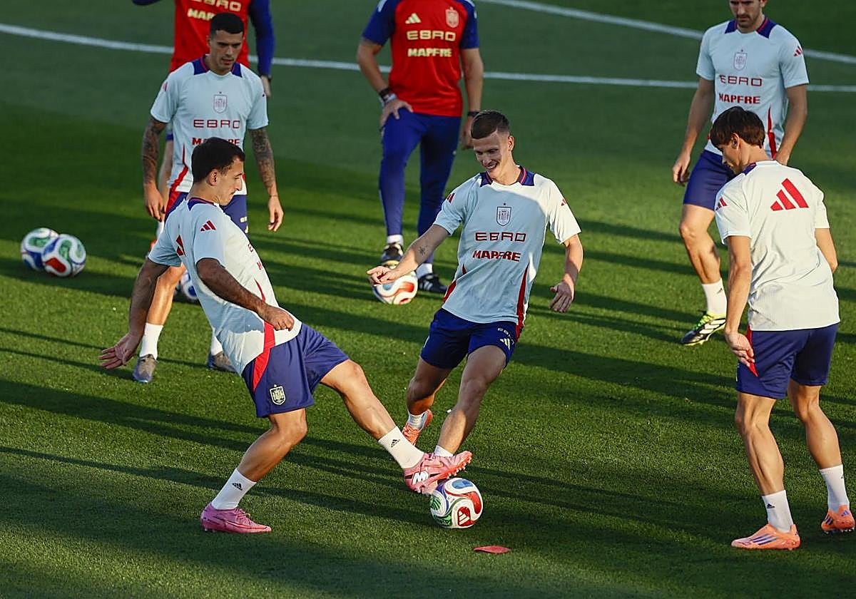 Oyarzabal toca el balón en un rondo junto a Olmo y Le Normand, ayer en Las Rozas.