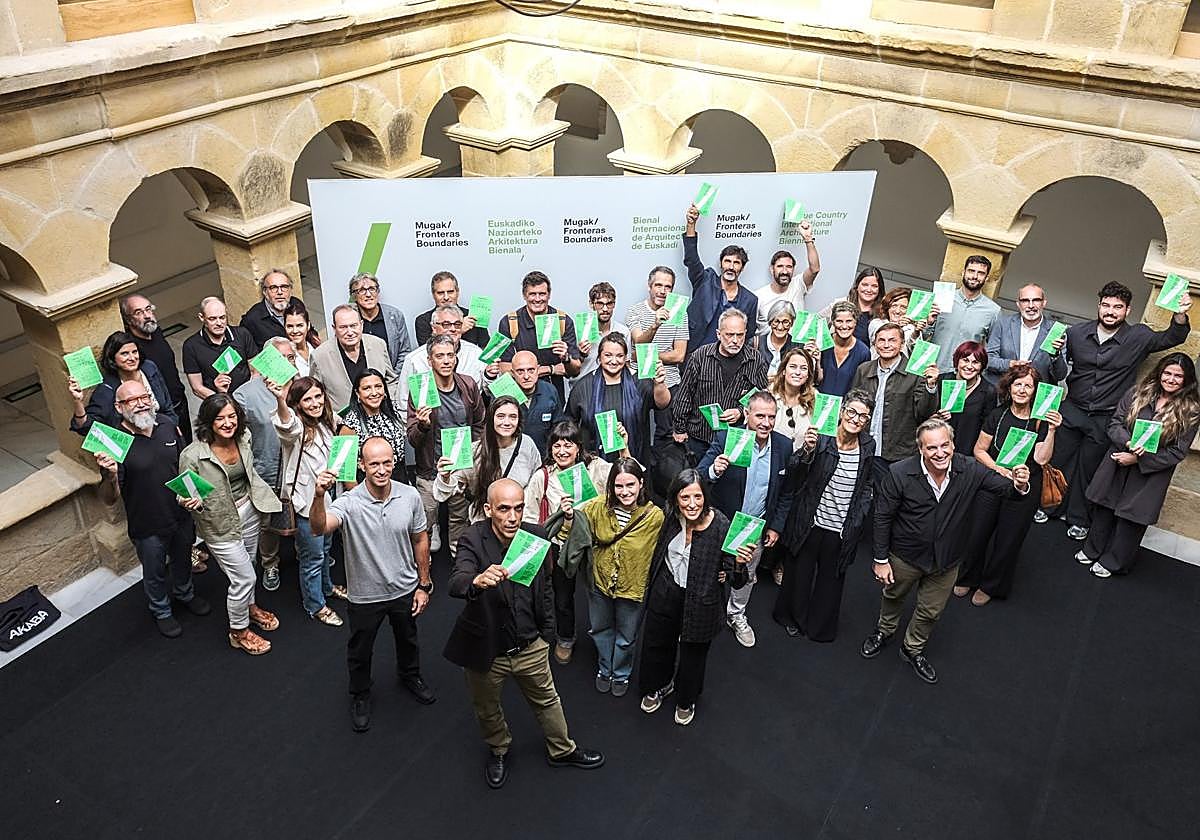 Representantes de las entidades organizadoras y colaboradores, durante la presentación de la Bienal de Arquitectura Mugak.