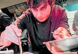 Berto, elaborando en la cocina de su restaurante algunos platos de marisco y pescado.