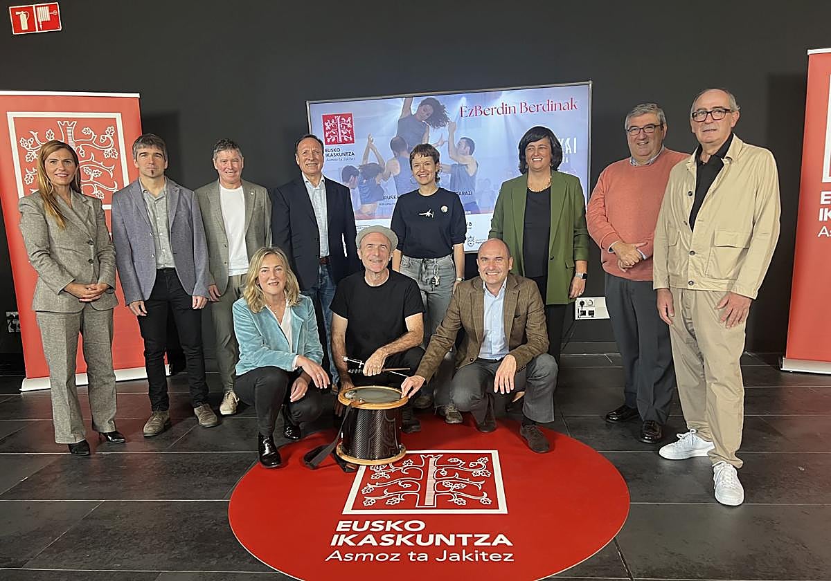 Euskal identitate garaikidea birpentsatzeko «esperientzia artistiko eta parte-hartzailea»