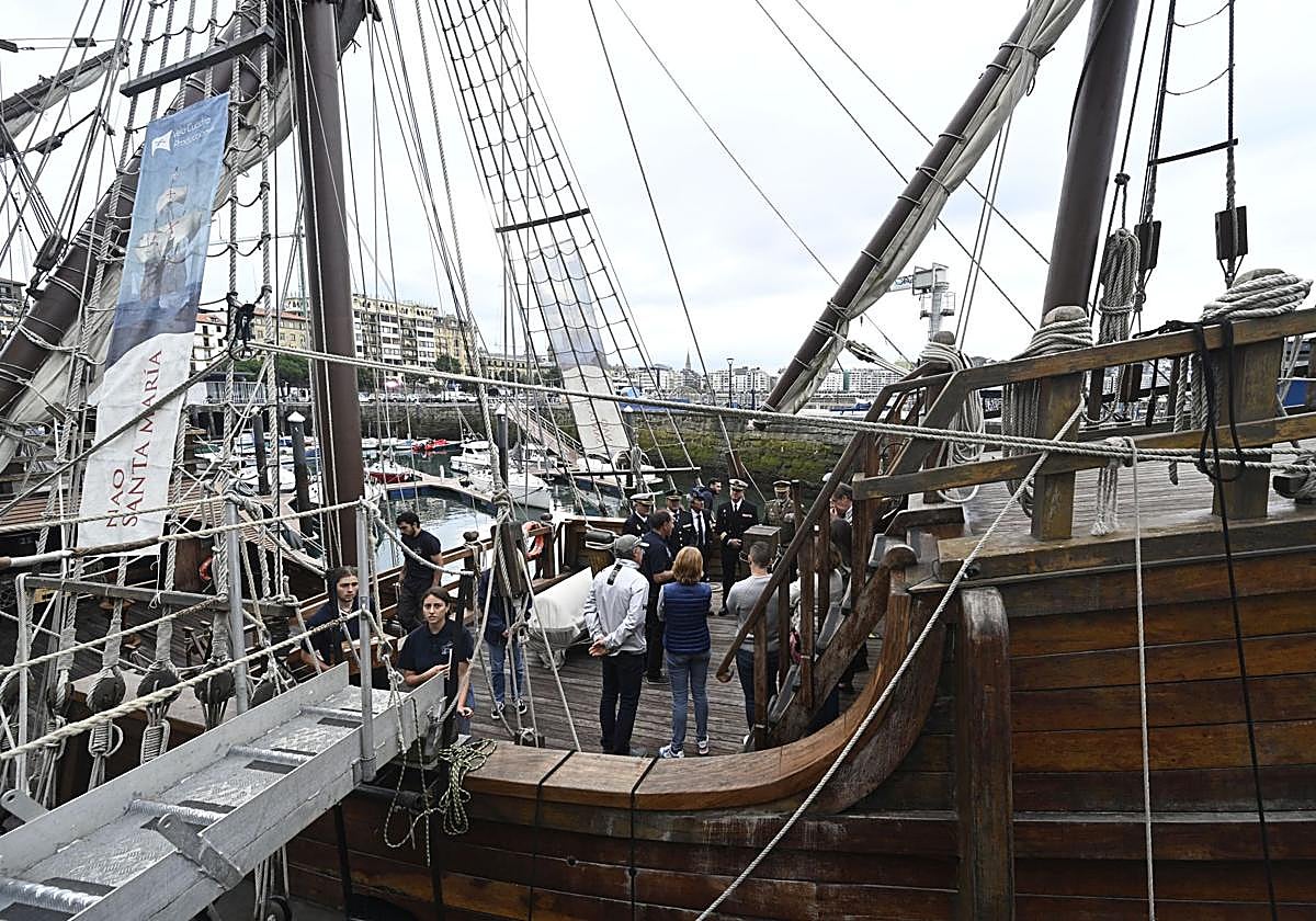 La réplica de la Nao Santa María en el muelle de San Sebastián.