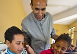 Dos alumnos reciben clase de árabe por parte de un profesor marroquí.
