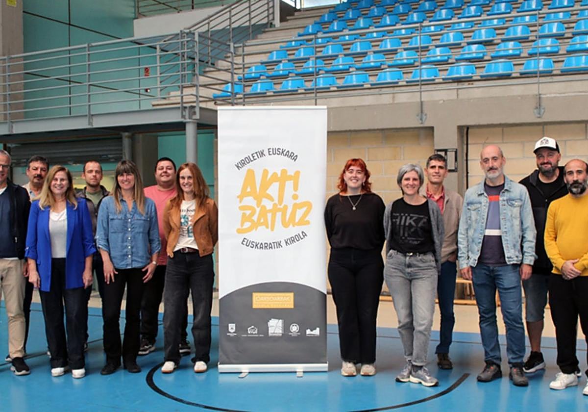 Federazioetako eta klubetako ordezkariak eta eskualdeko lau udaletako zinegotziak Elorsoro kiroldegian.