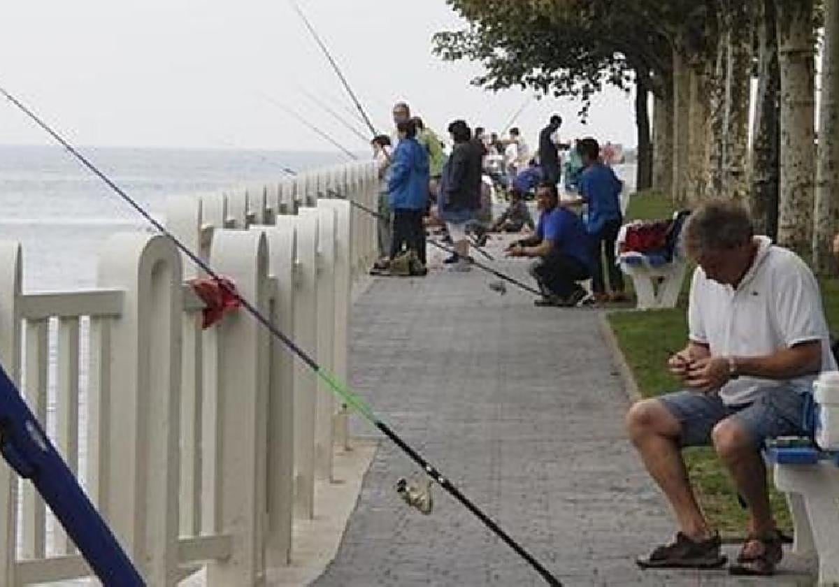 Participantes en una edición anterior del concurso, en la ría.