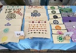 Algunos artículos de artesanía puestos a la venta en una anterior edición del mercadillo.