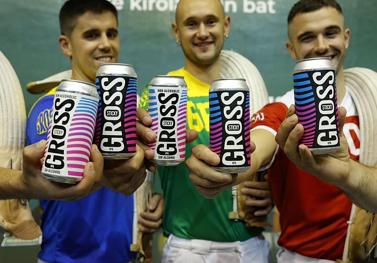 Pelotaris de Galarreta portando latas de la cervecera Gross en la presentación del festival.