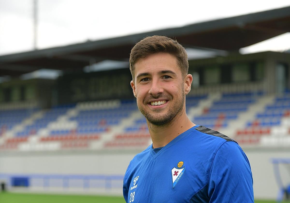 El navarro posa ante la grada del campo principal de Areitio.