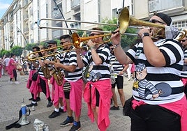 La Charanga Fugitivos, de Madrid, pondrá el cierre nocturno al intenso programa musical del sábado.