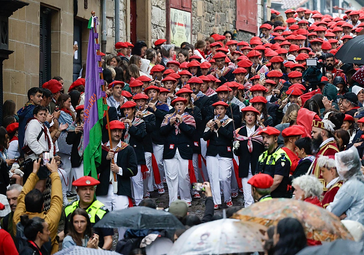 La compañía Jaizkibel bajando la calle Mayor por la mañana.