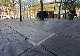 Suelo de la plaza del Triángulo reforzado tras el cambio de losa, una de las quebradas tras el paso de un camión de la basura.
