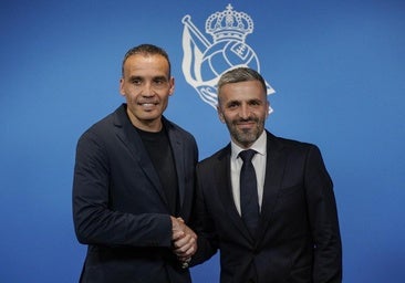 Sergio Francisco y Erik Bretos se estrechan la mano en la presentación del irundarra como entrenador de la Real Sociedad