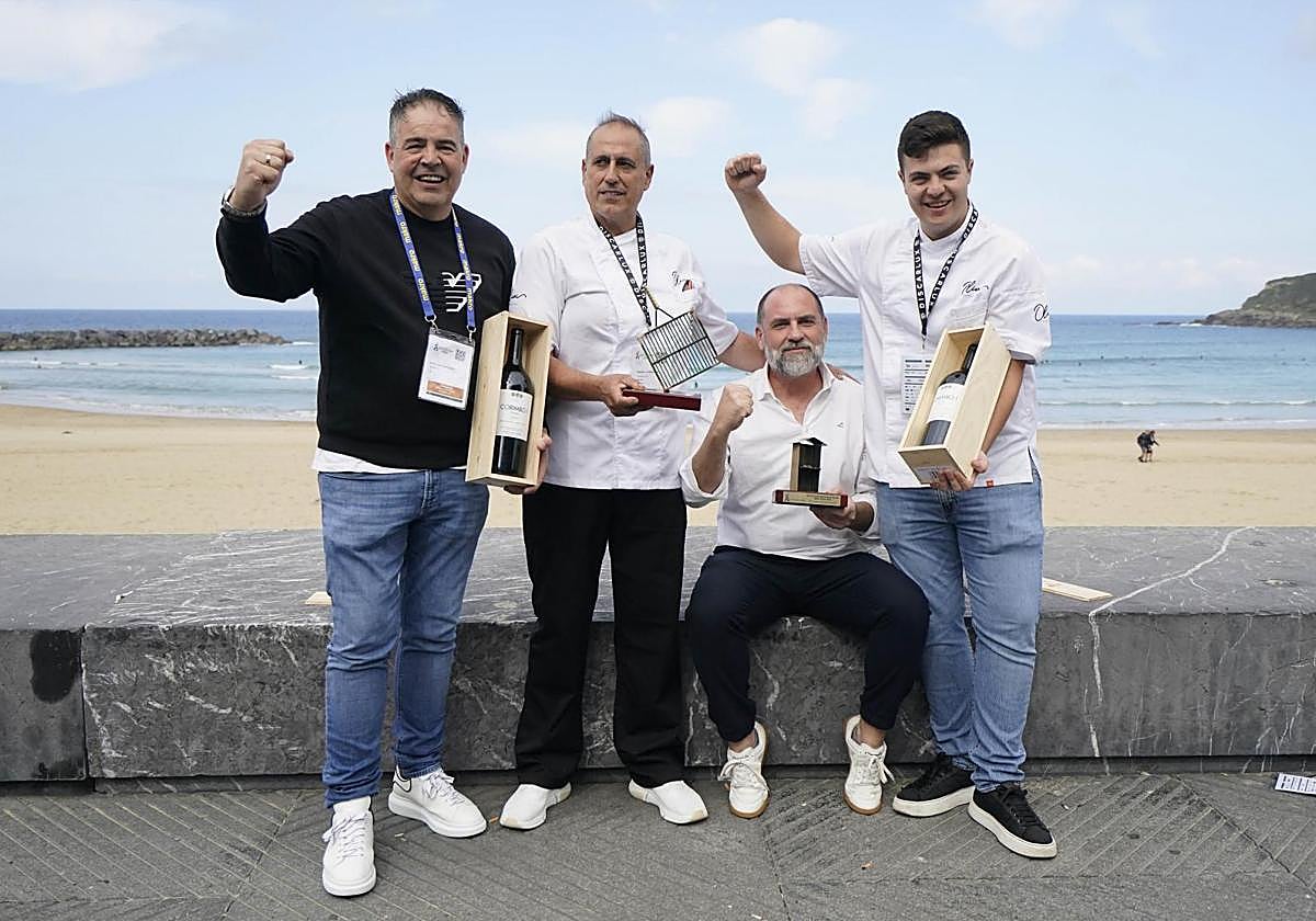 Napo Lertxundi, de Saizar; Paco Aldapaga, parrillero de Olivi; Carlos González, de Discarlux, y Julen Lurtxendi posan felices con su premio.