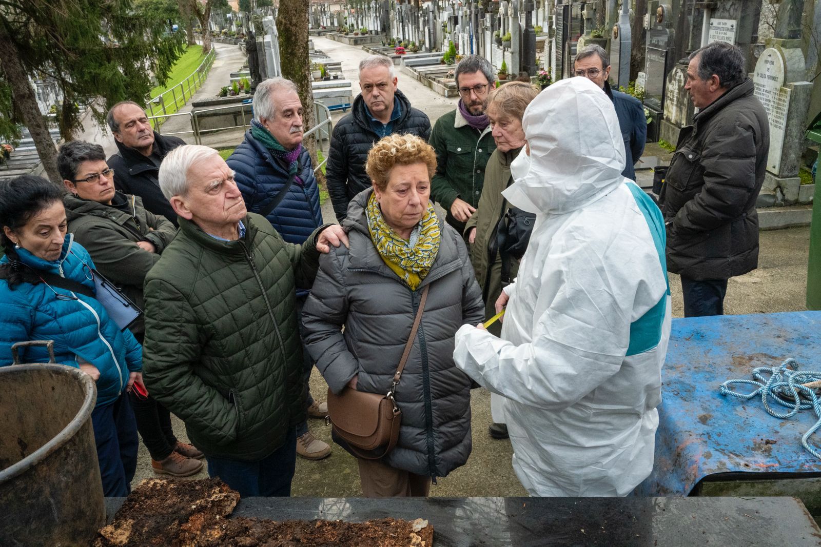 Familiares de Martínez Antia, en febrero en Polloe en la exhumación.