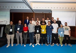 Iñigo Iribarnegaray, Paulo Airaudo, Ane Oyarbide, Rafa Costa e Silva e Iñigo Olaizola posan junto a personas emprendedoras locales.