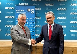 Ignacio Navarro, director Territorial Norte del Banco Sabadell, y José Miguel Ayerza, director general de Adegi, posan tras el acuerdo firmado.