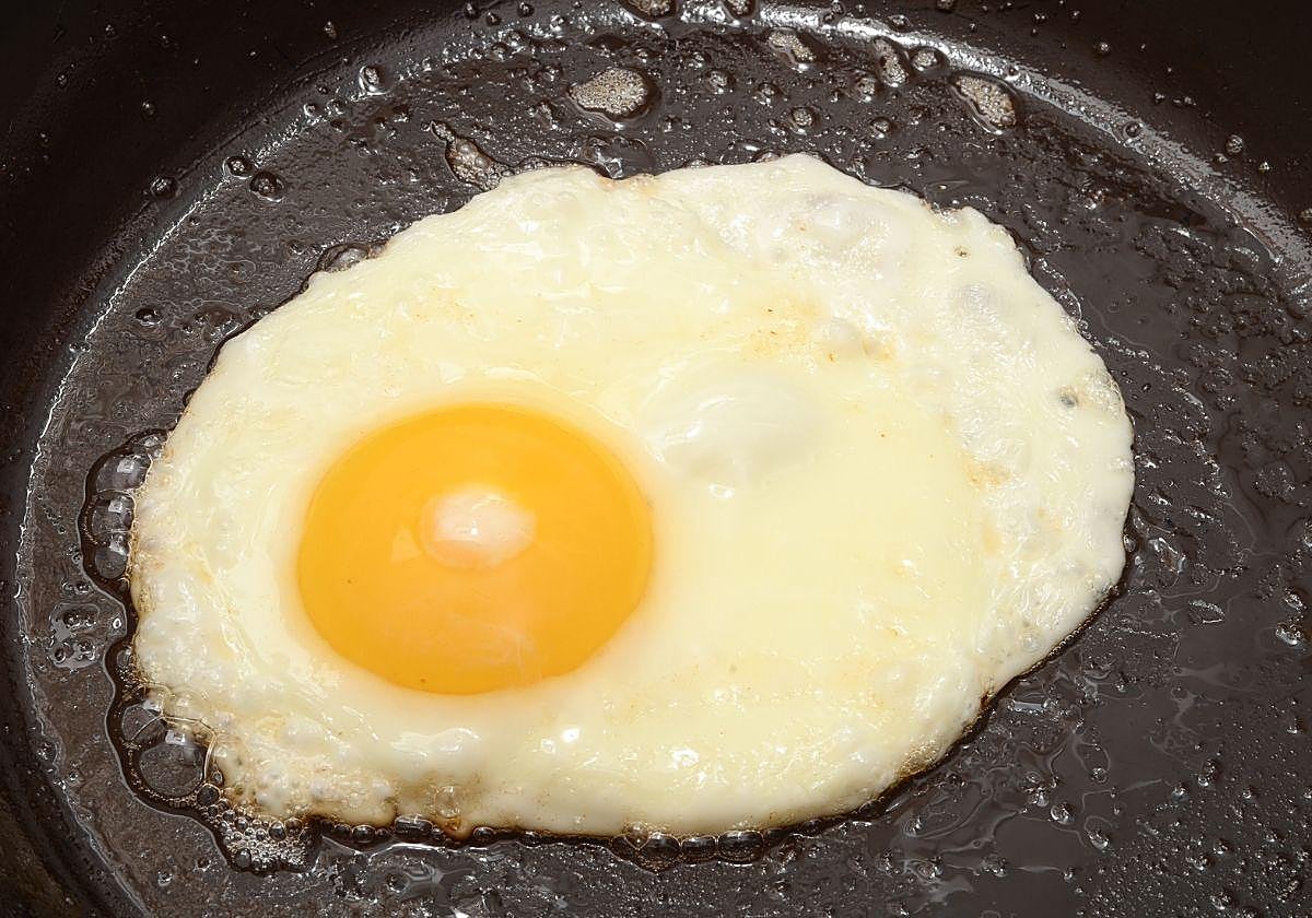 El truco profesional para evitar que los huevos se peguen a la sartén: no es ni agua ni aceite