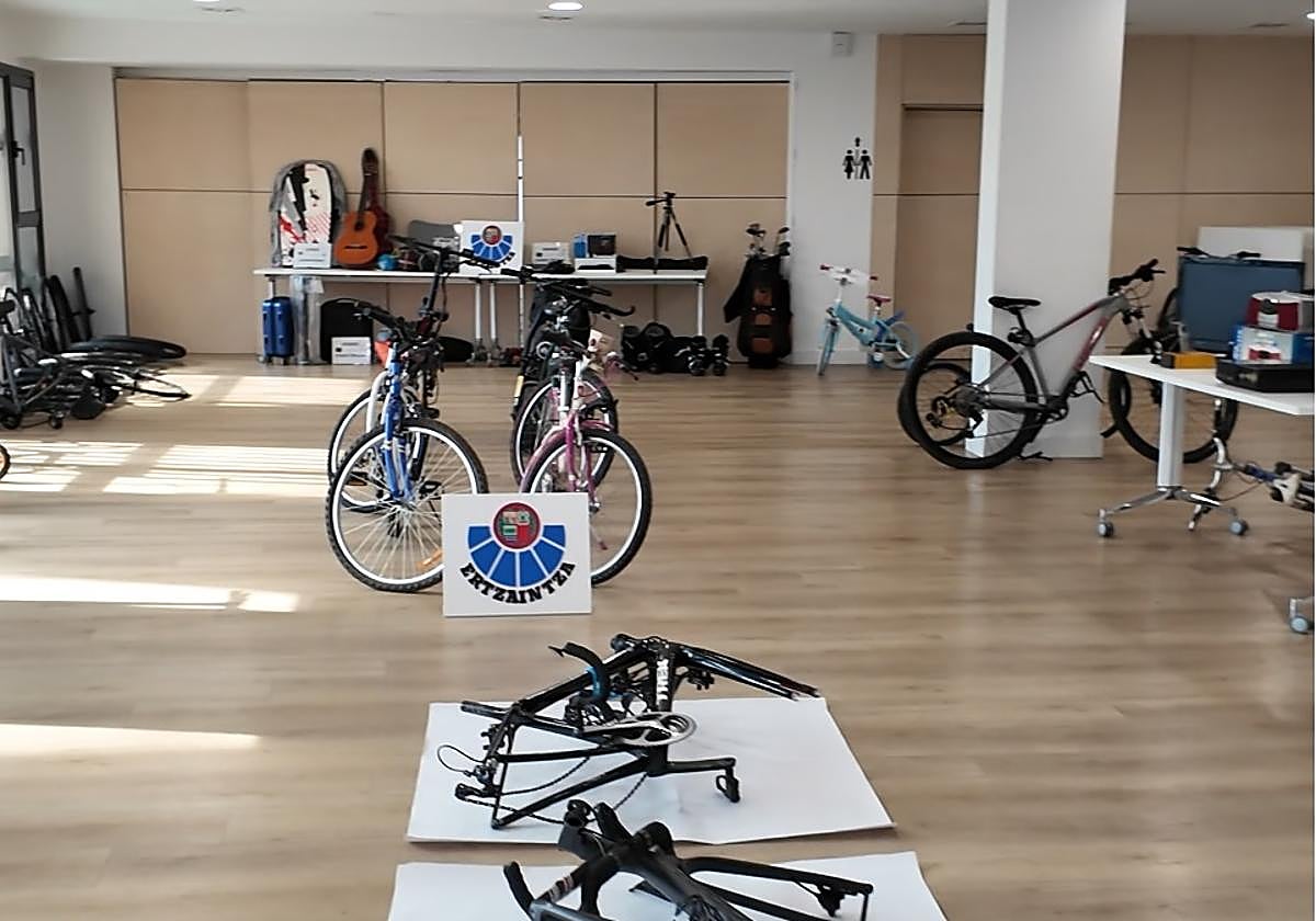 Muestra pública de objetos robados en Eibar que ha organizado la Ertzaintza junto al Ayuntamiento