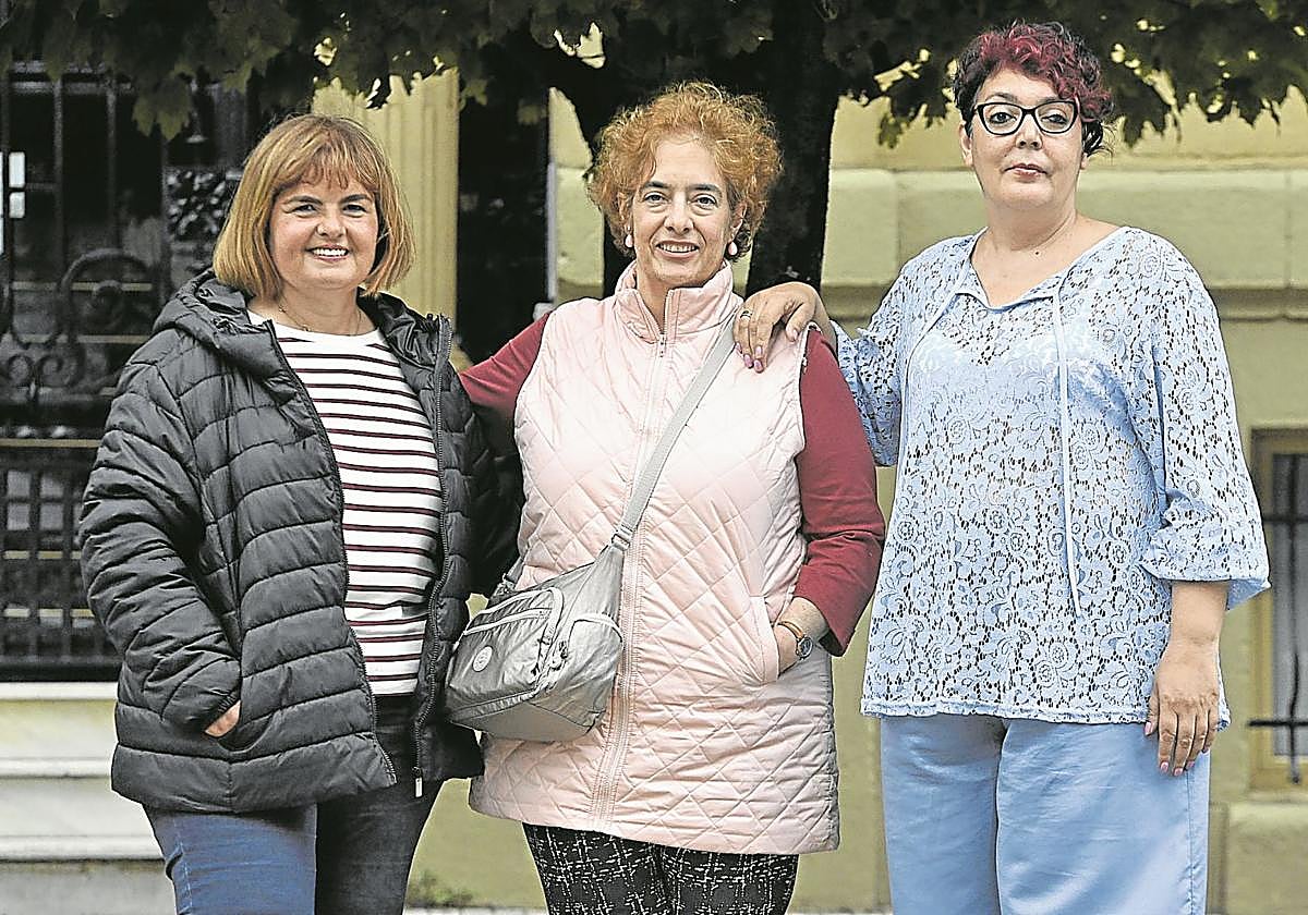 Yolanda, Cristina y Sandra sonríen en el Día Mundial de la Salud Mental.