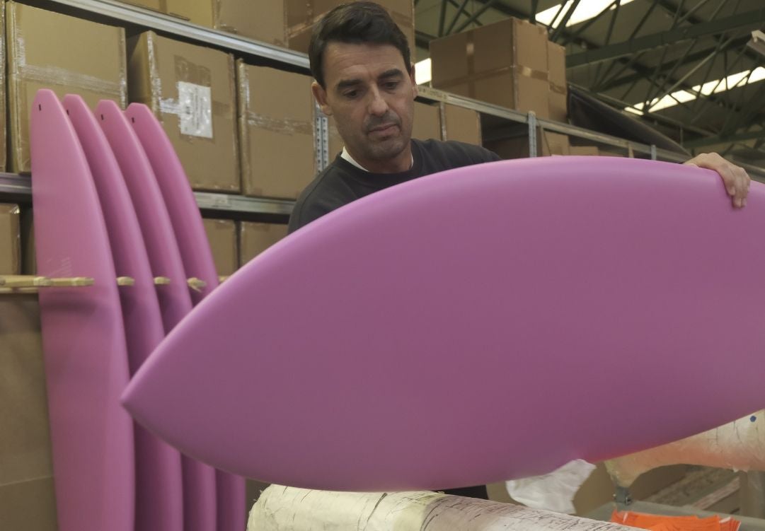 Hodei Collazo, en el taller de Oirtzun donde Pukas confecciona las tablas de surf de la colección de 50 años de Zara.