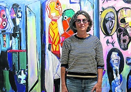 Usoa Zumeta, junto a un óleo de su padre en el local de La Zurriola.