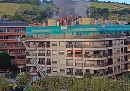 El tejado en llamas de un bloque de viviendas en la calle Juan Belmonte de Zumaia.